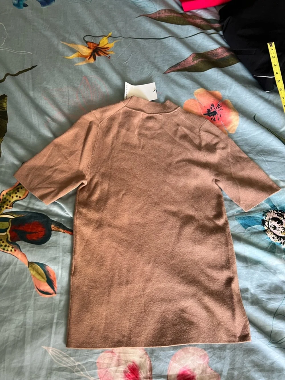 NWT Banana Republic | Short Sleeve Mock Neck Top in Tan | Small - Picture 4 of 6